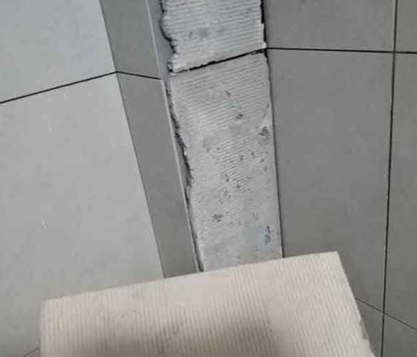 平川瓷砖空鼓维修公司分享下厨房瓷砖脱落的补救措施。